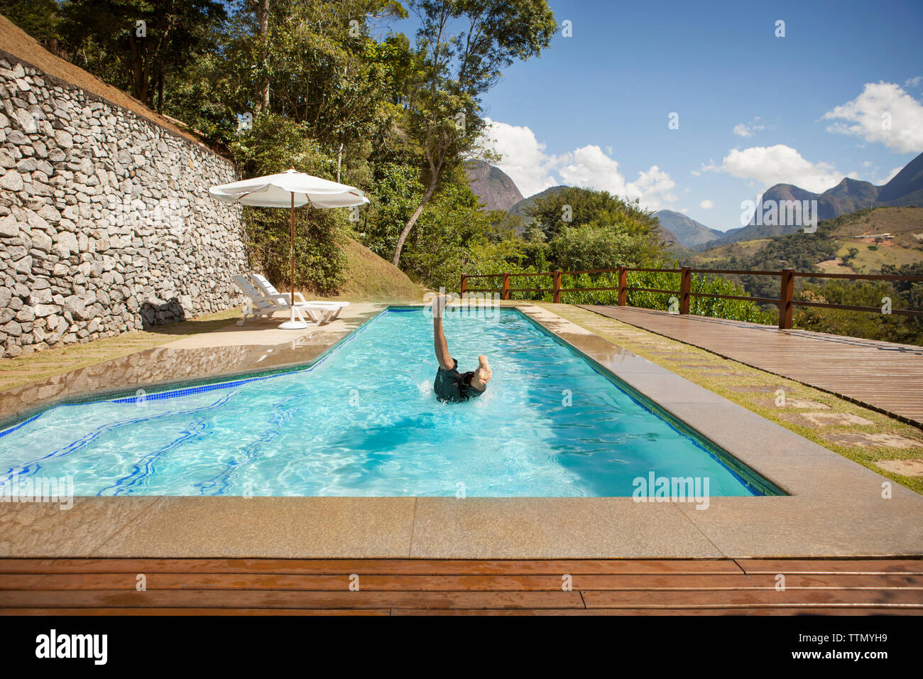 Menschen tauchen in Pool der Ferienanlage Stockfoto