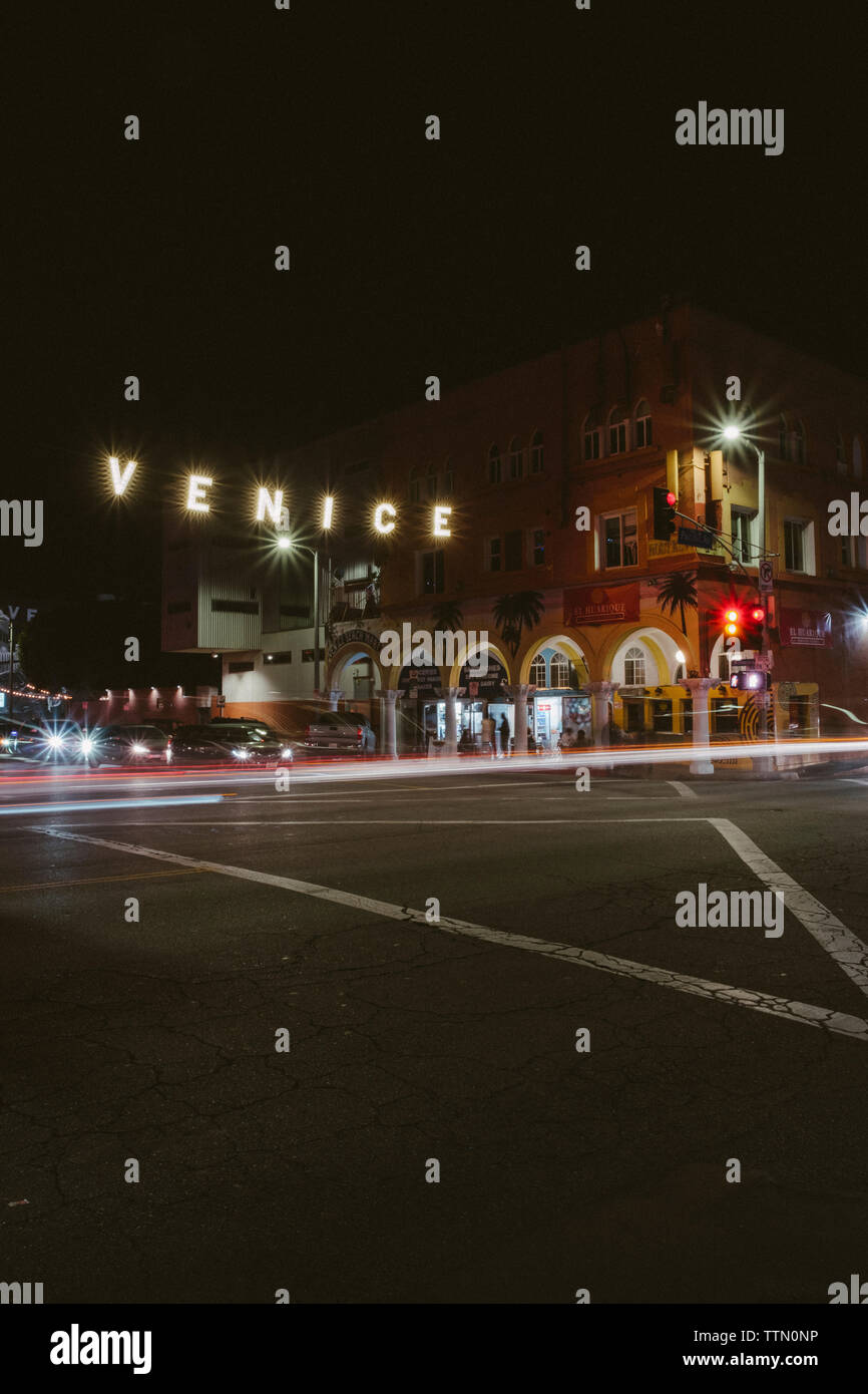Leichte Wanderwege auf Stadt Straße bei Nacht Stockfoto