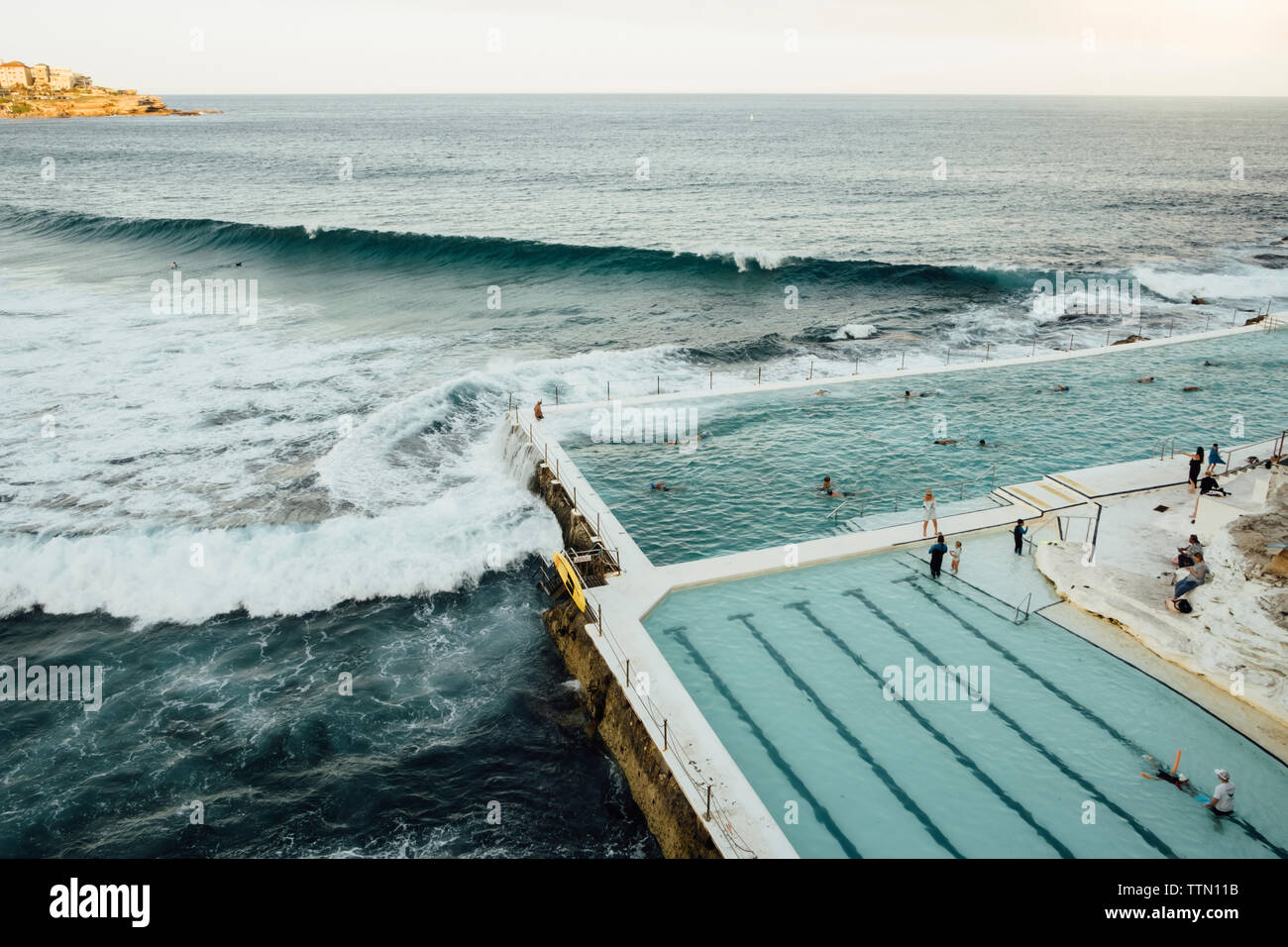 Menschen in Infinity Pool am Bondi Beach Stockfoto