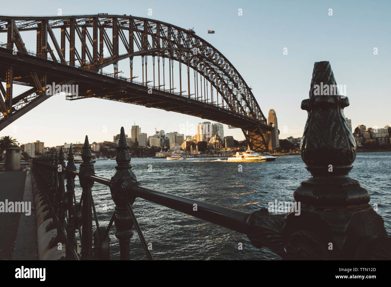 Sydney Harbour Bridge über Port Jackson gegen den klaren Himmel auf die Stadt bei Sonnenuntergang Stockfoto