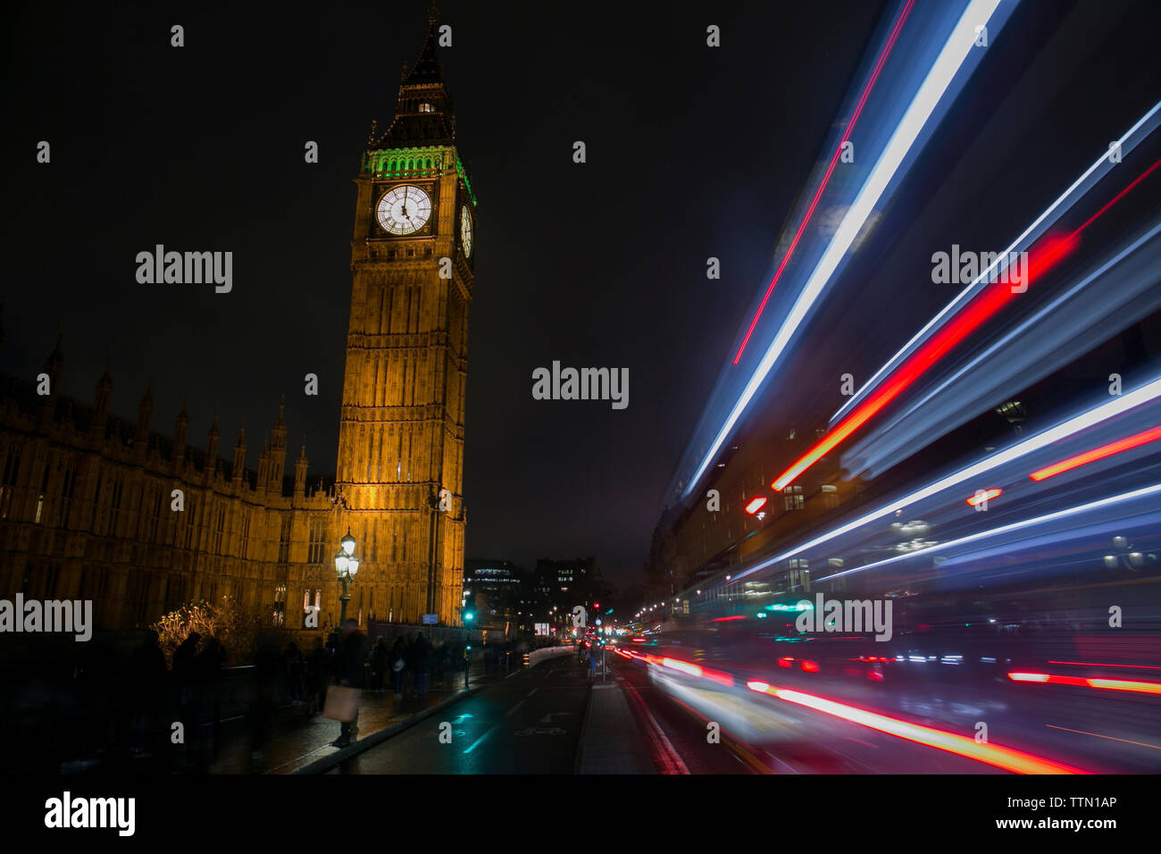 Lichterkette gegen Big Ben bei Nacht Stockfoto