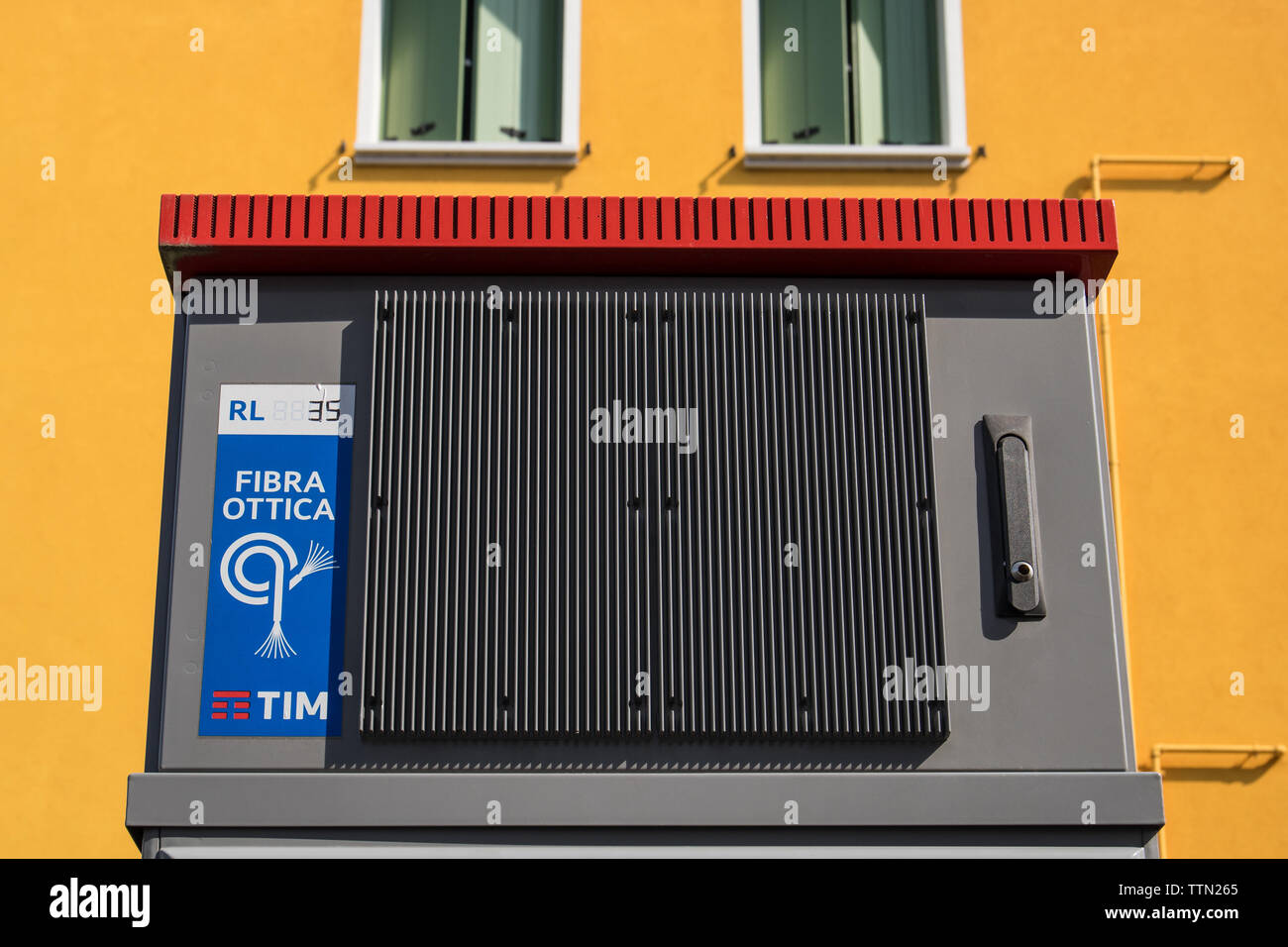 TIM Italien Lichtwellenleiter LWL-Kabel anschluss Anschlussdose auf der Straße Stockfoto
