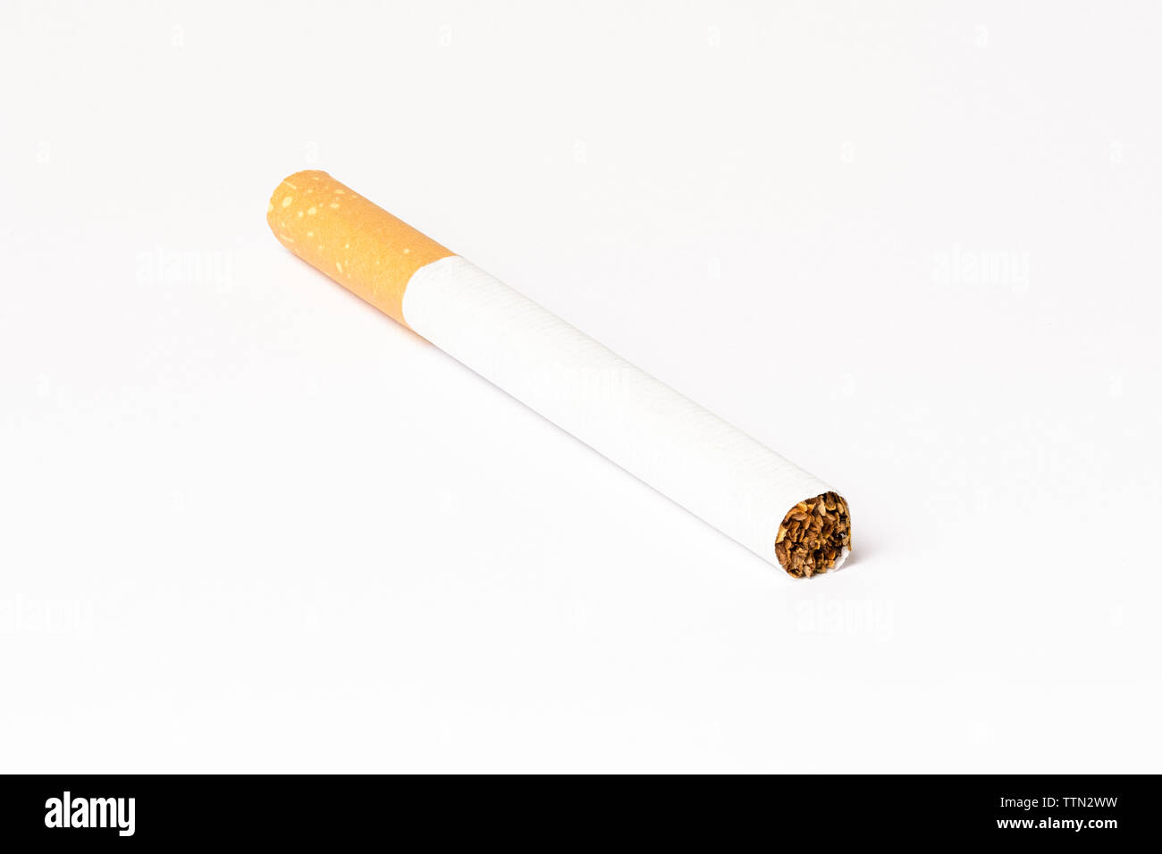 Zigarette isoliert dioganal auf weißem Hintergrund Stockfoto