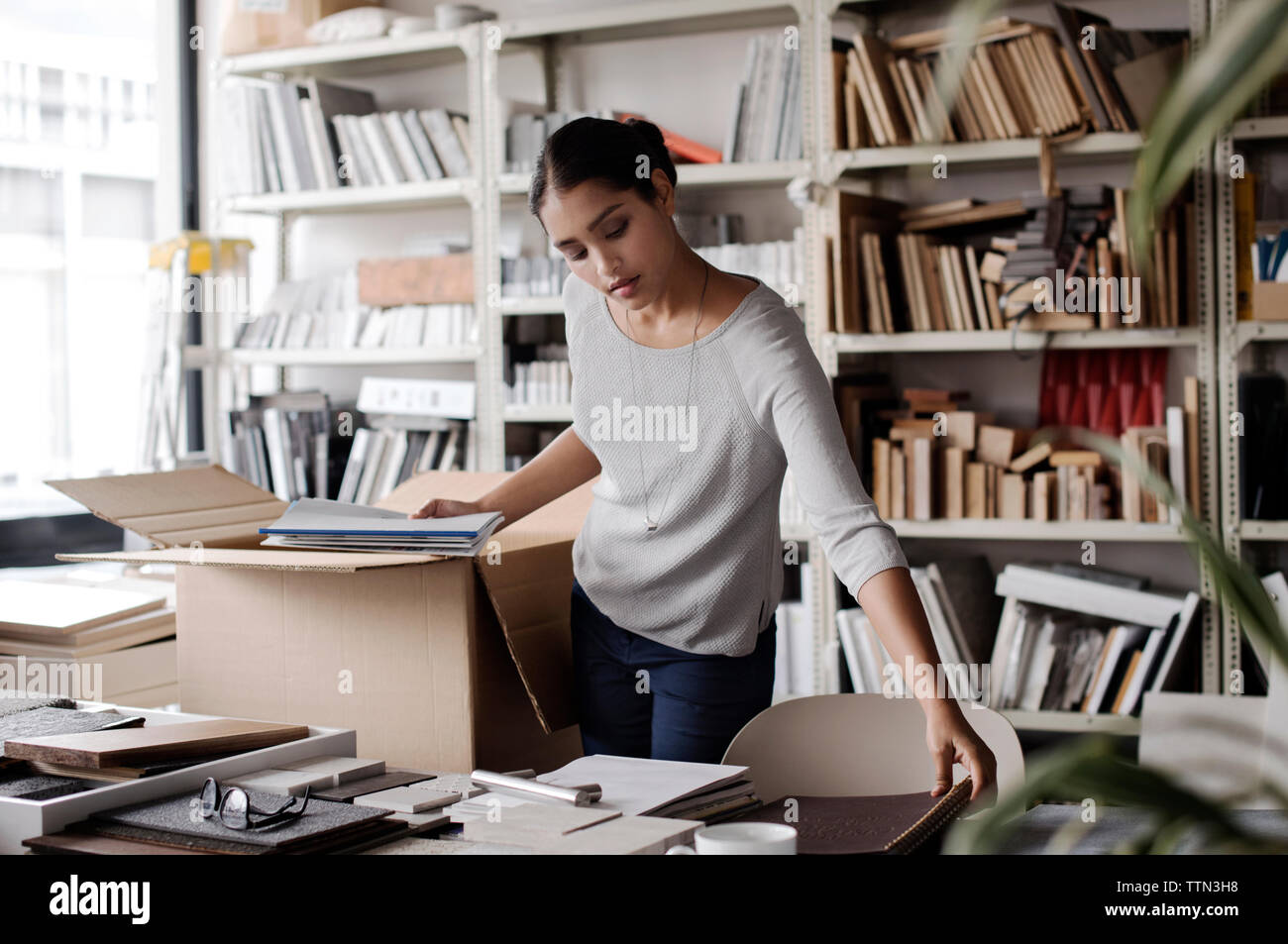 Weibliche Innenarchitekt Prüfung Dateien im Office Stockfoto