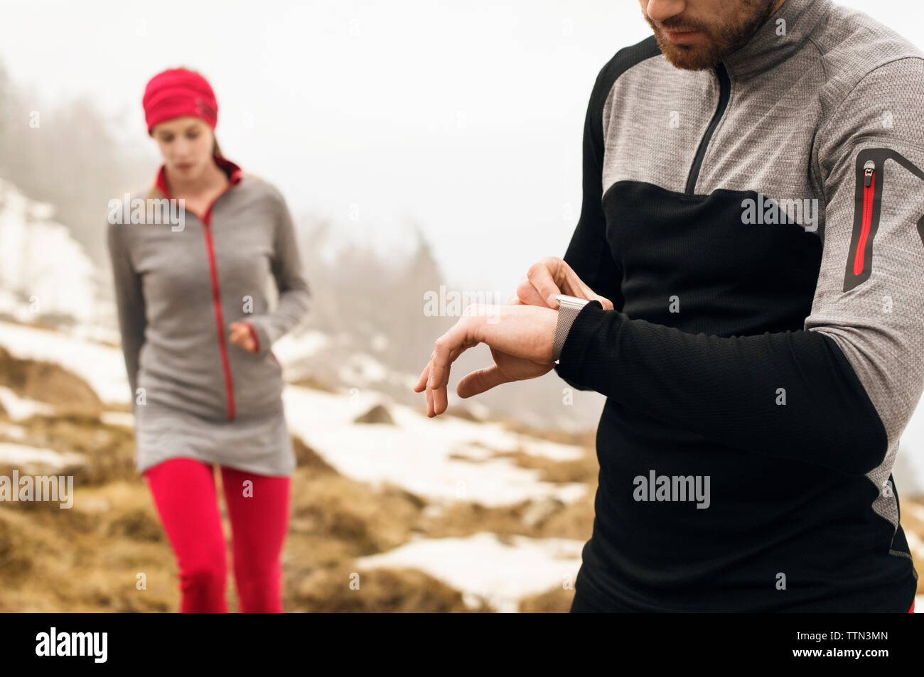 Männliche und weibliche Athleten auf dem Berg im Winter Stockfoto