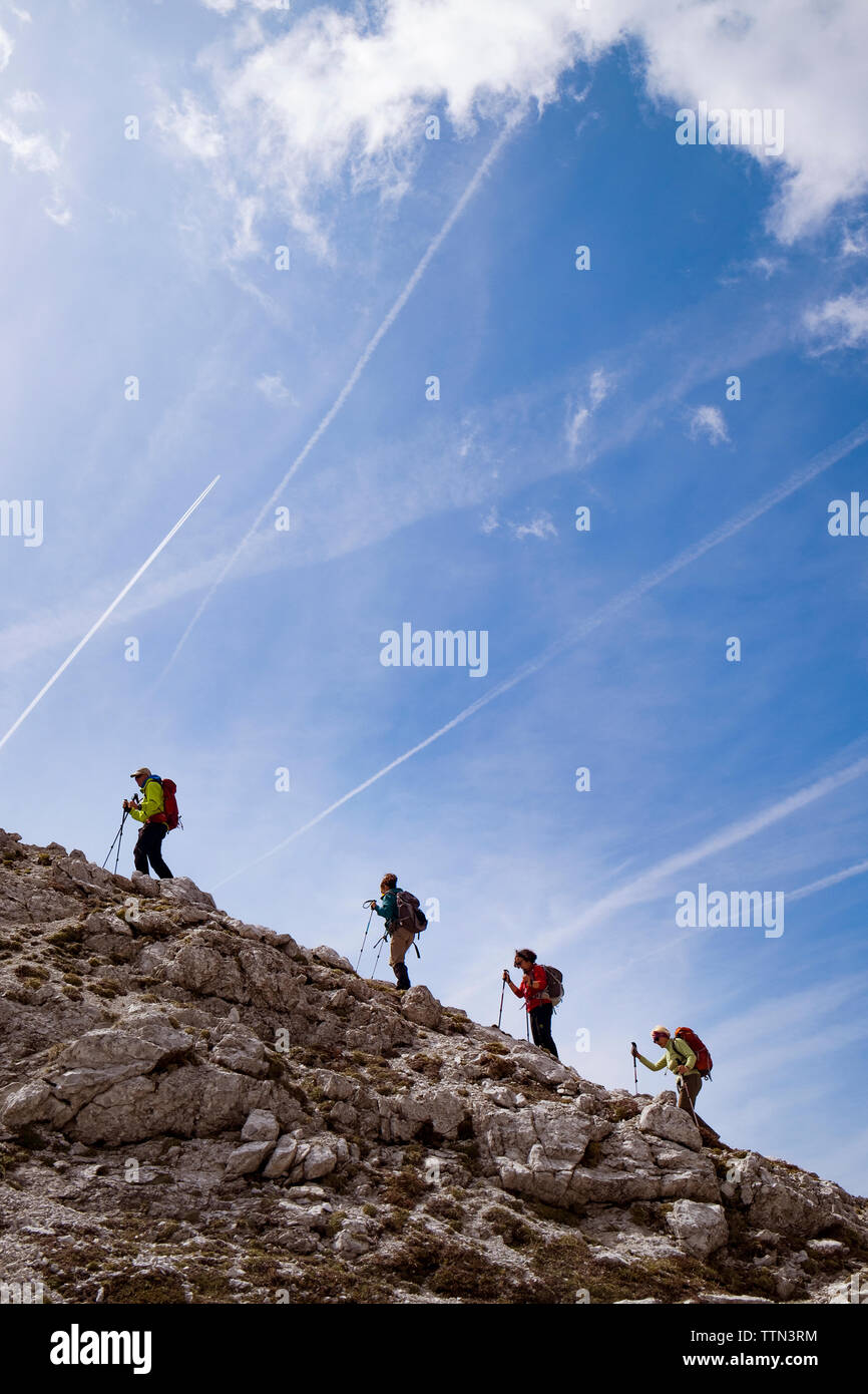 Wanderer Wandern über Berg gegen Sky Stockfoto