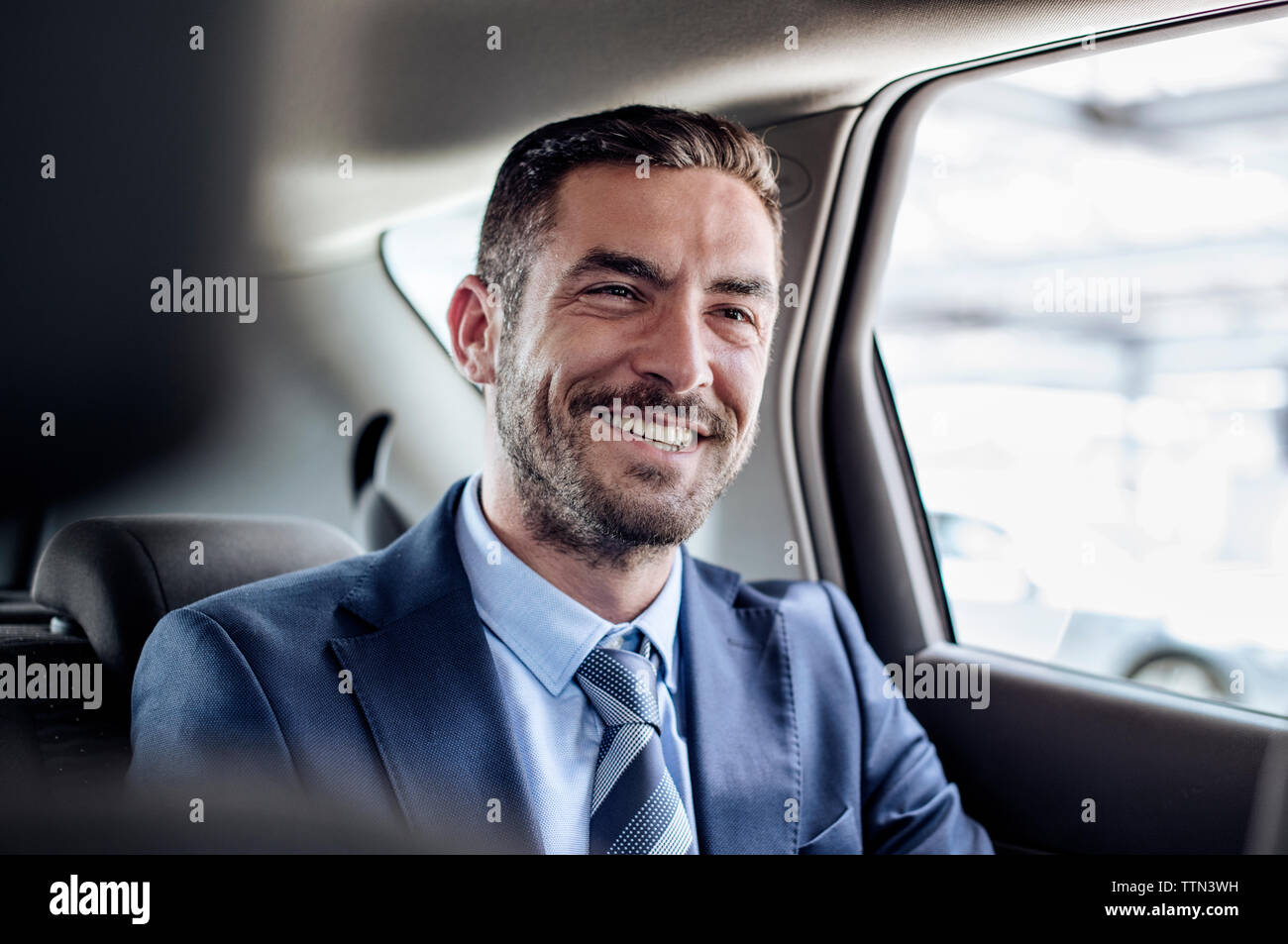 Freundliche Unternehmer im Auto sitzen Stockfoto