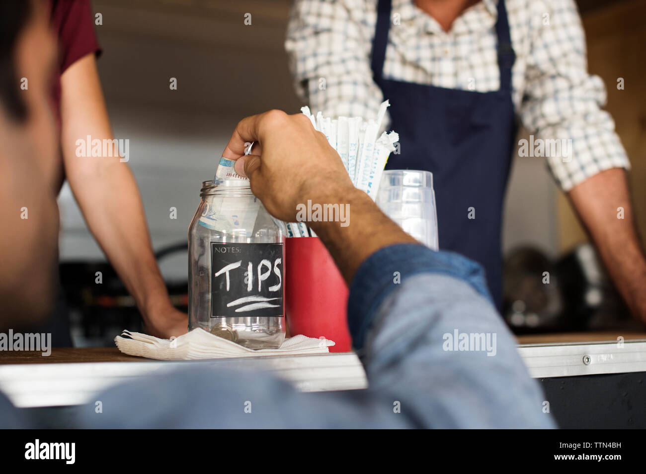 Close-up Kunden, Tipps in jar in Essen Lkw mit Anbietern Stockfoto