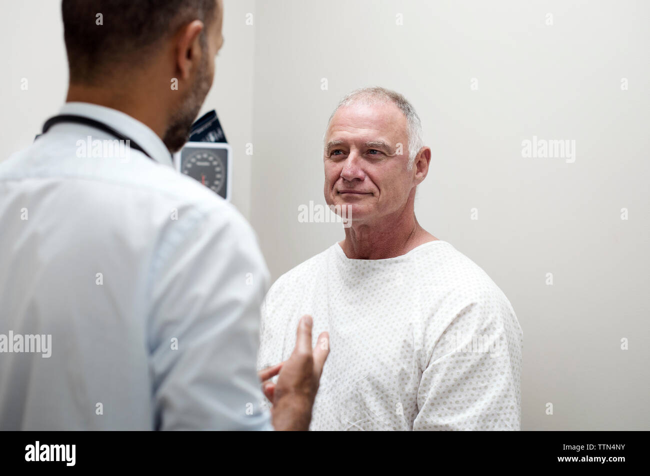 Arzt im Gespräch mit dem Patienten im Untersuchungsraum Stockfoto
