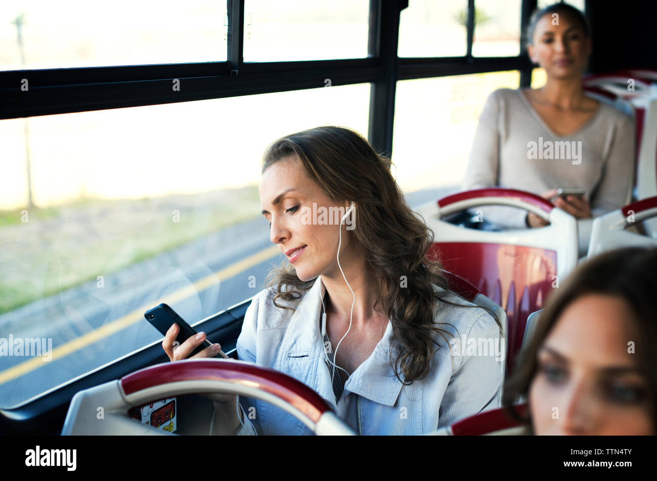 Weibliche Passagiere, die in der Tour-bus Stockfoto