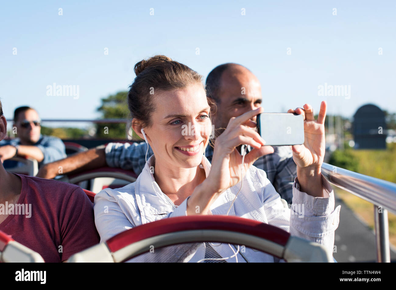 Frau fotografieren während in Double-decker Bus reisen Stockfoto