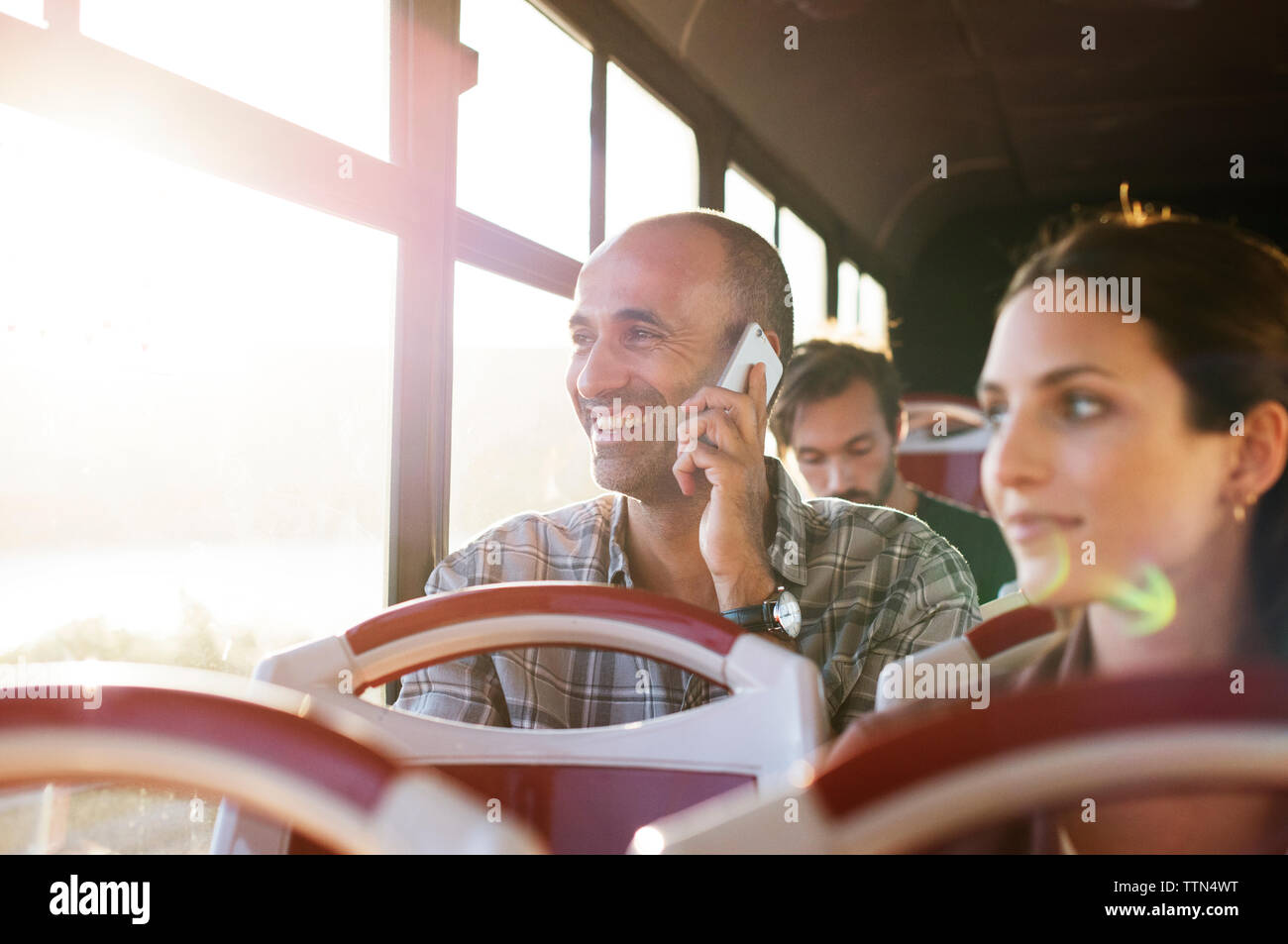 Mann Gespräch am Handy während der Fahrt im Reisebus Stockfoto