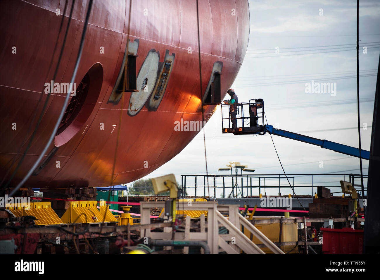 Arbeitnehmer Reparatur Containerschiff an die Industrie Stockfoto