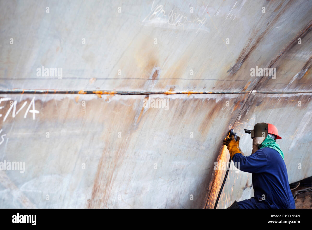 Seitenansicht der Schweißer Schweißen Containerschiff an die Industrie Stockfoto