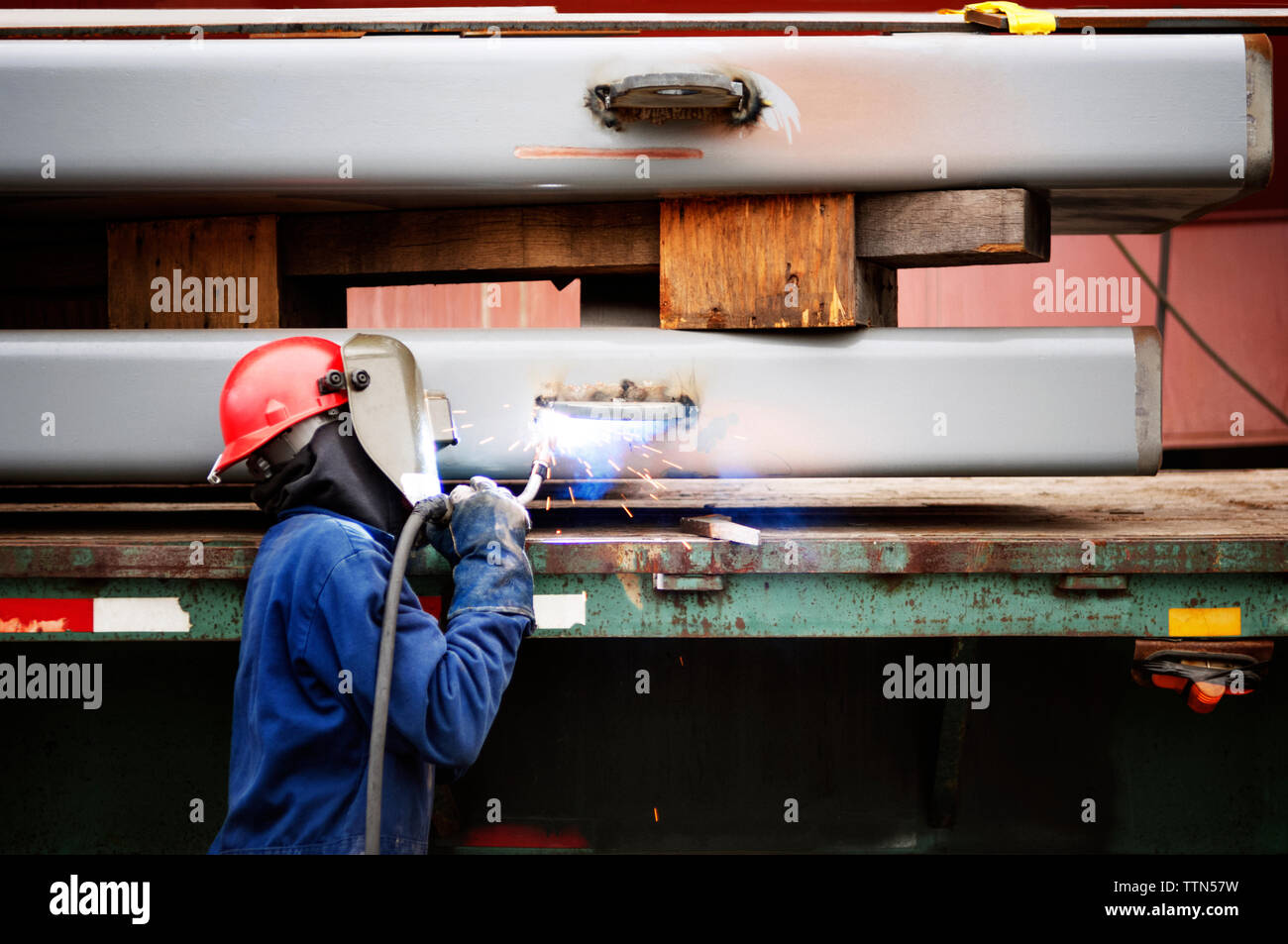 Seitenansicht des Arbeitnehmers schweißen Schiff in der Industrie Stockfoto
