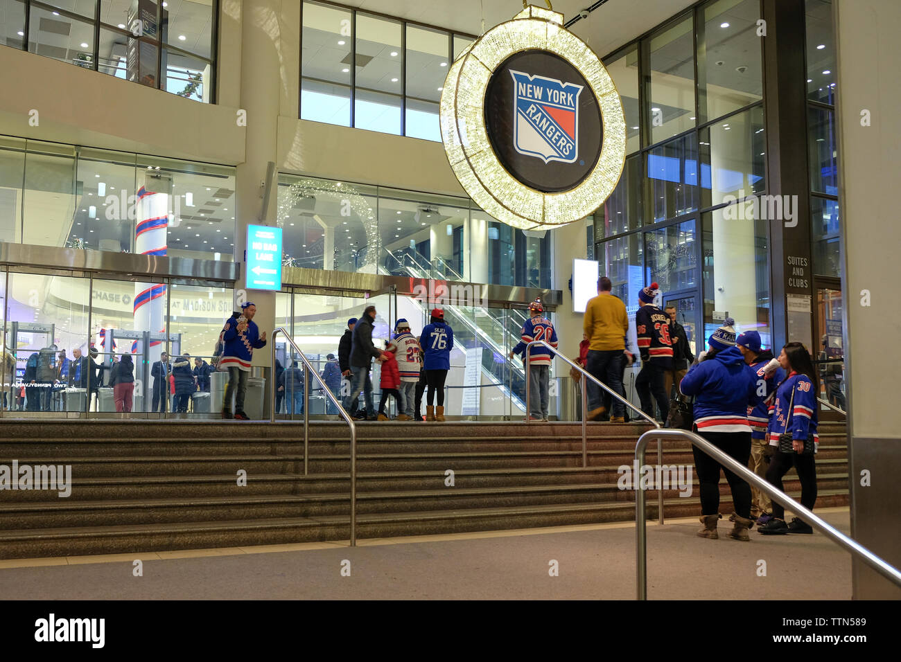 Dezember 2017 - NHL Hockey Fans sammeln im Madison Square Garden für einen NY Rangers Match in New York City, New York, USA Stockfoto