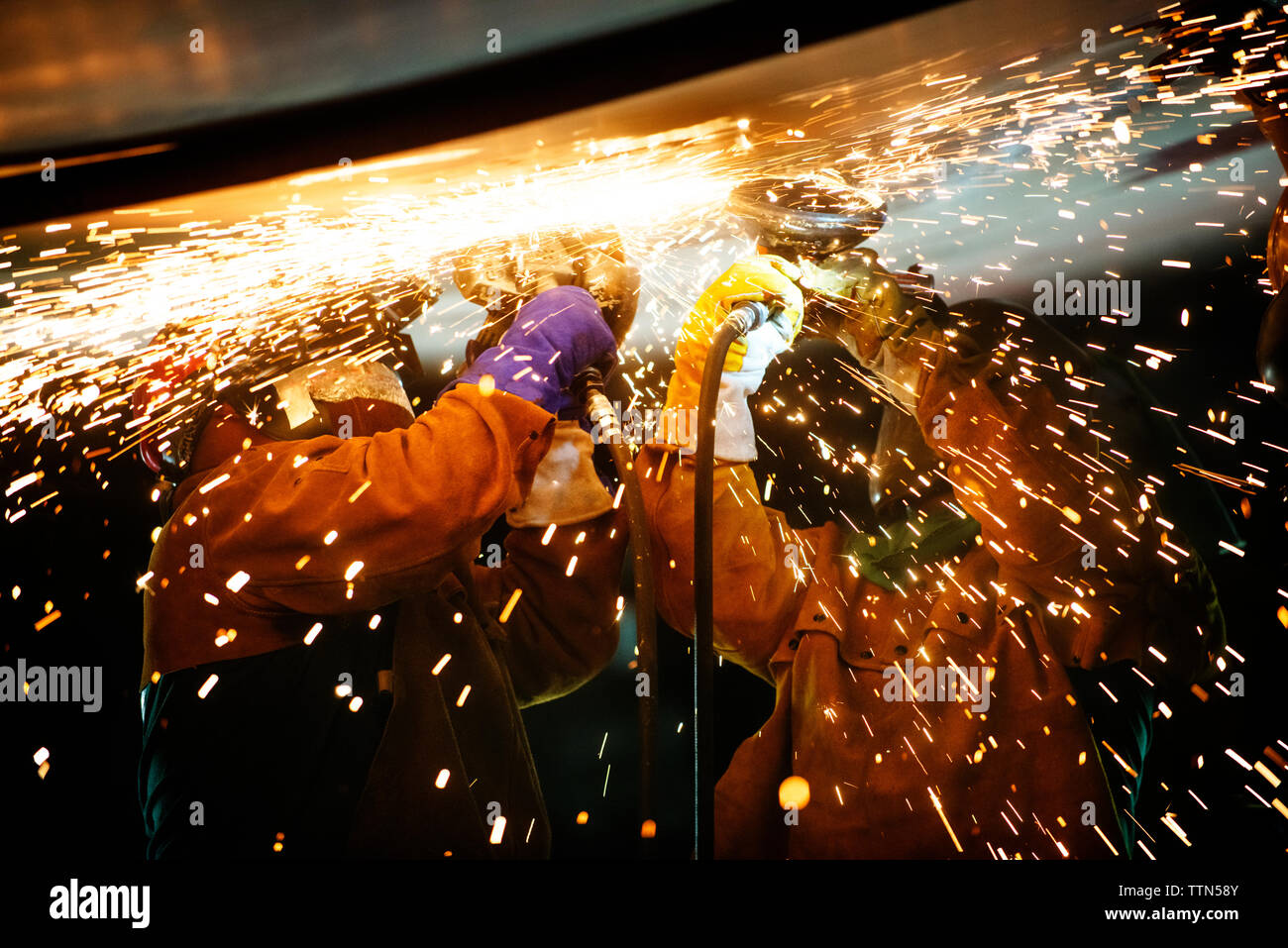 Mechanik Schweißen flugzeugflügel an der Industrie bei Nacht Stockfoto
