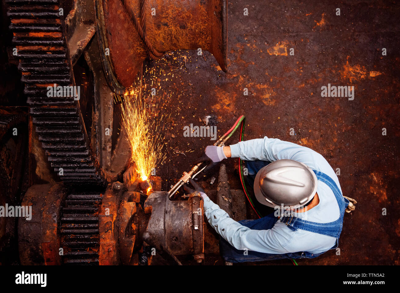 Draufsicht des Arbeitnehmers Schweißen Maschinen in der Industrie Stockfoto