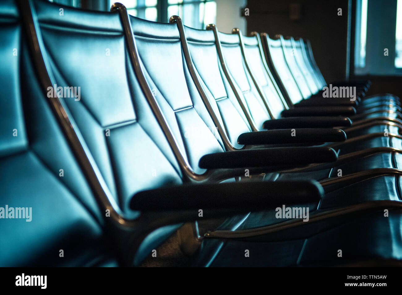 Leere Stühle am Flughafen warten Stockfoto