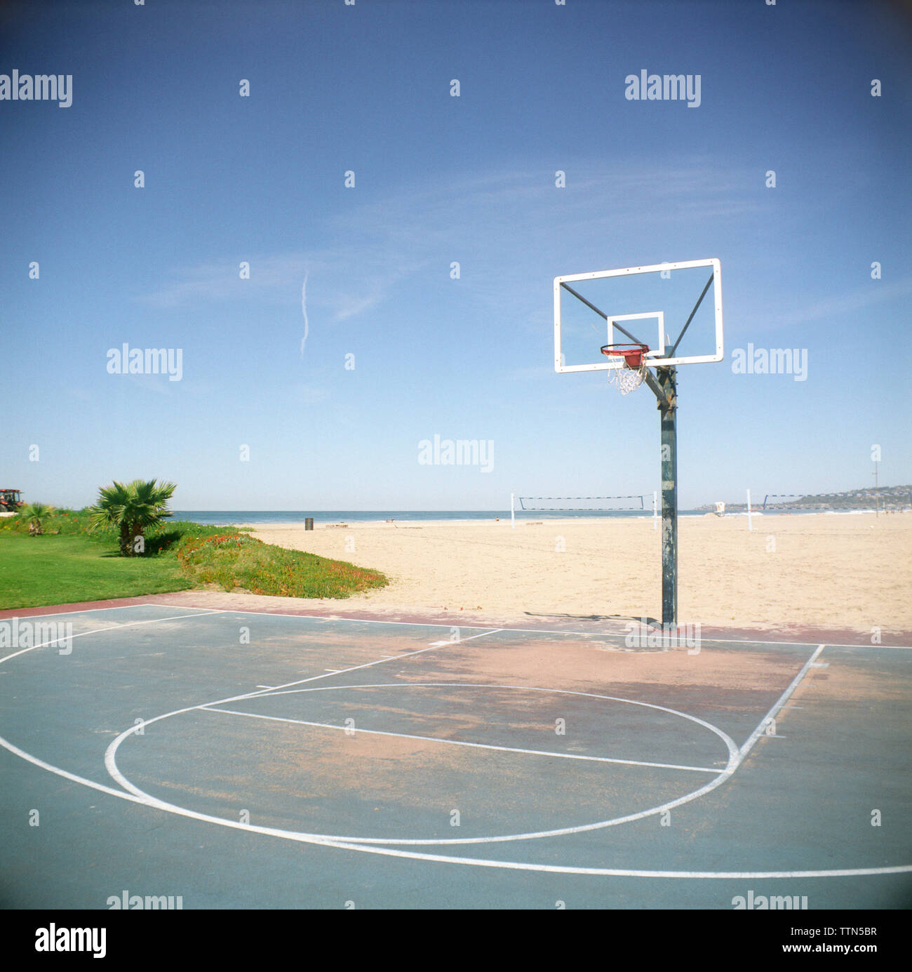 Basketballplatz am Strand gegen den blauen Himmel Stockfoto