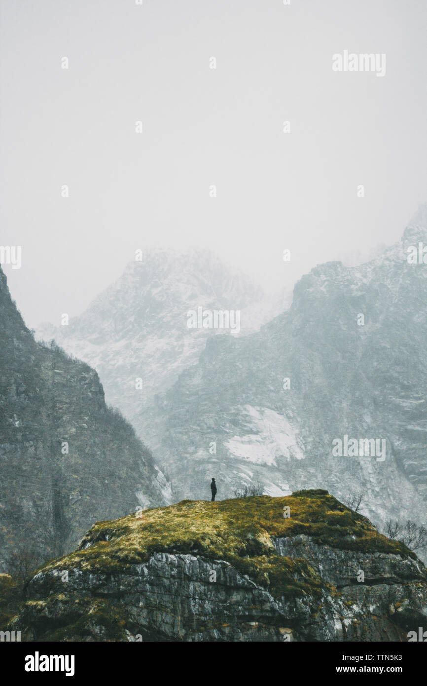 Sicht der Person, die auf die Berge im Winter Stockfoto