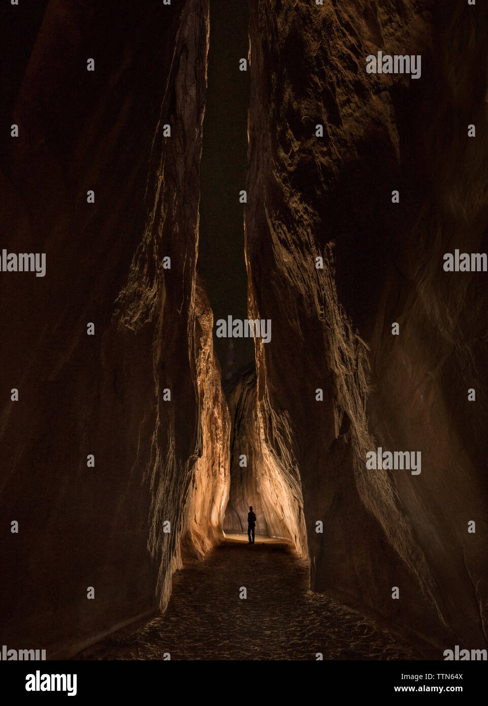 Fernsicht auf stehende Person inmitten von Felsen Stockfoto