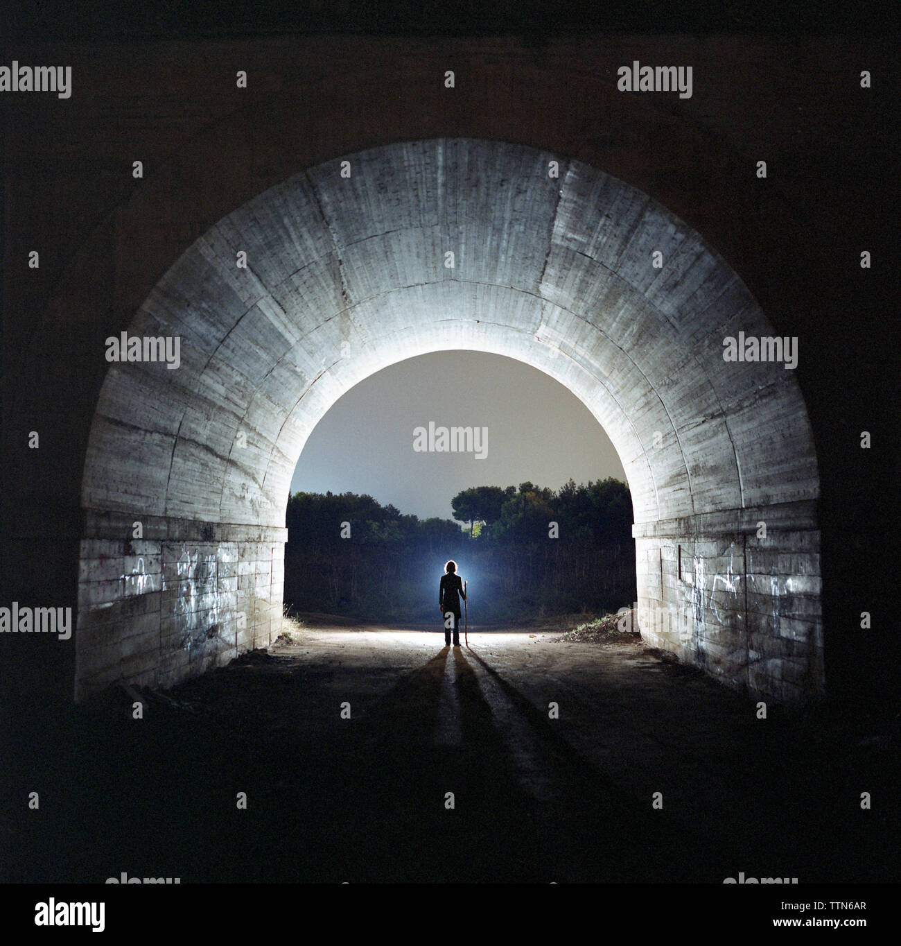 Silhouette Mann in Tunnel in der Dämmerung Stockfoto