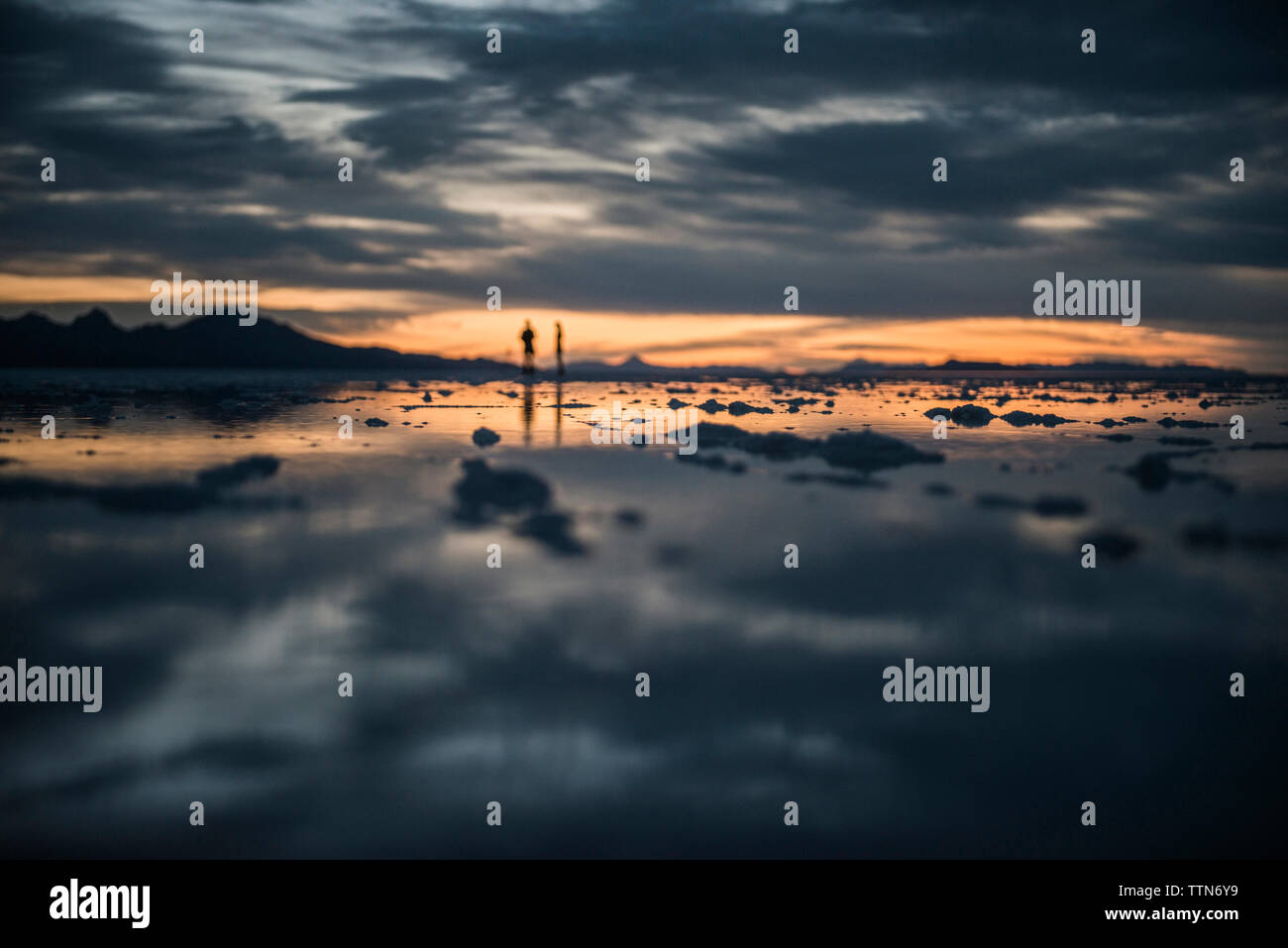 Idyllischer Blick auf den Bonneville Salt Flats gegen stürmische Wolken bei Sonnenuntergang Stockfoto