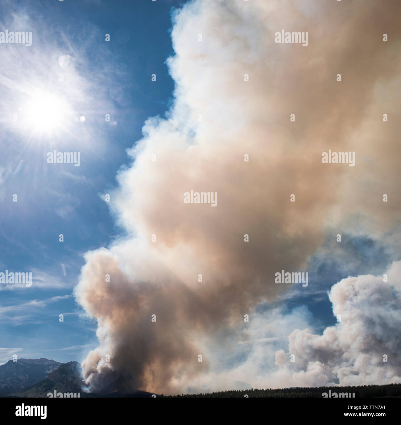 Low Angle View von Rauch, der von den Bergen bei Waldbrand im Grand Teton National Park Stockfoto