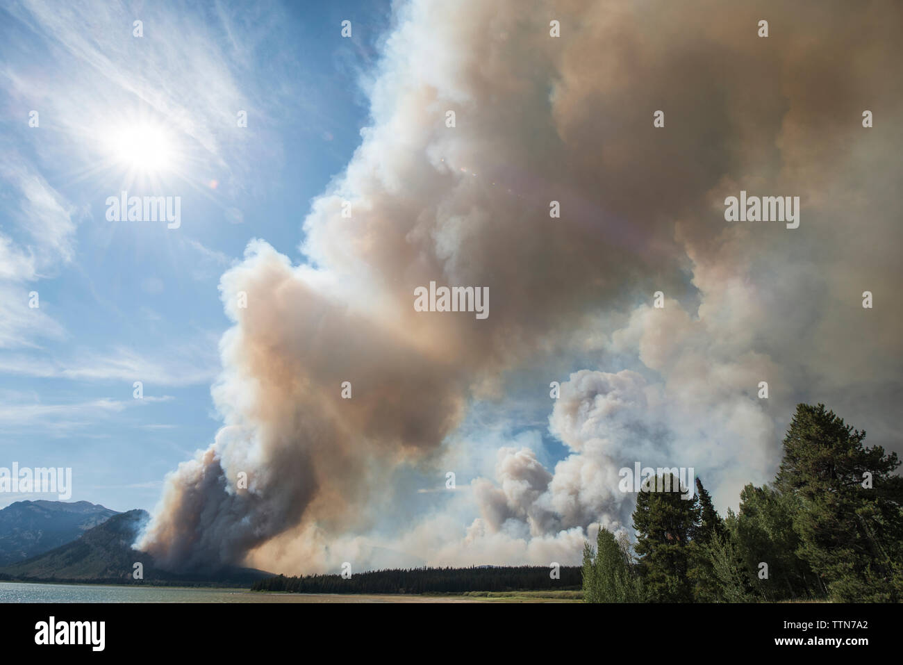 Low Angle View von Rauch, der von den Bergen bei Waldbrand im Grand Teton National Park gegen Sky Stockfoto