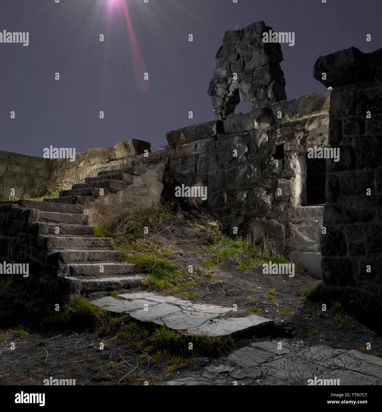 Blick auf alte Ruinen gegen den klaren Himmel bei Nacht Stockfoto