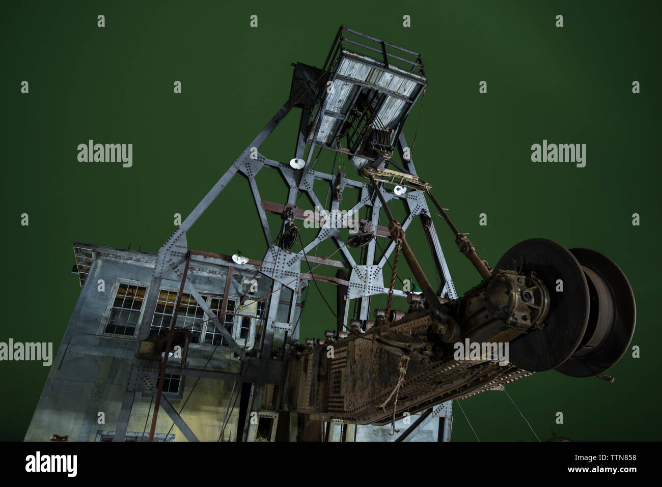 Low Angle View der Riemenscheibe an der Industrie gegen Himmel bei Nacht Stockfoto