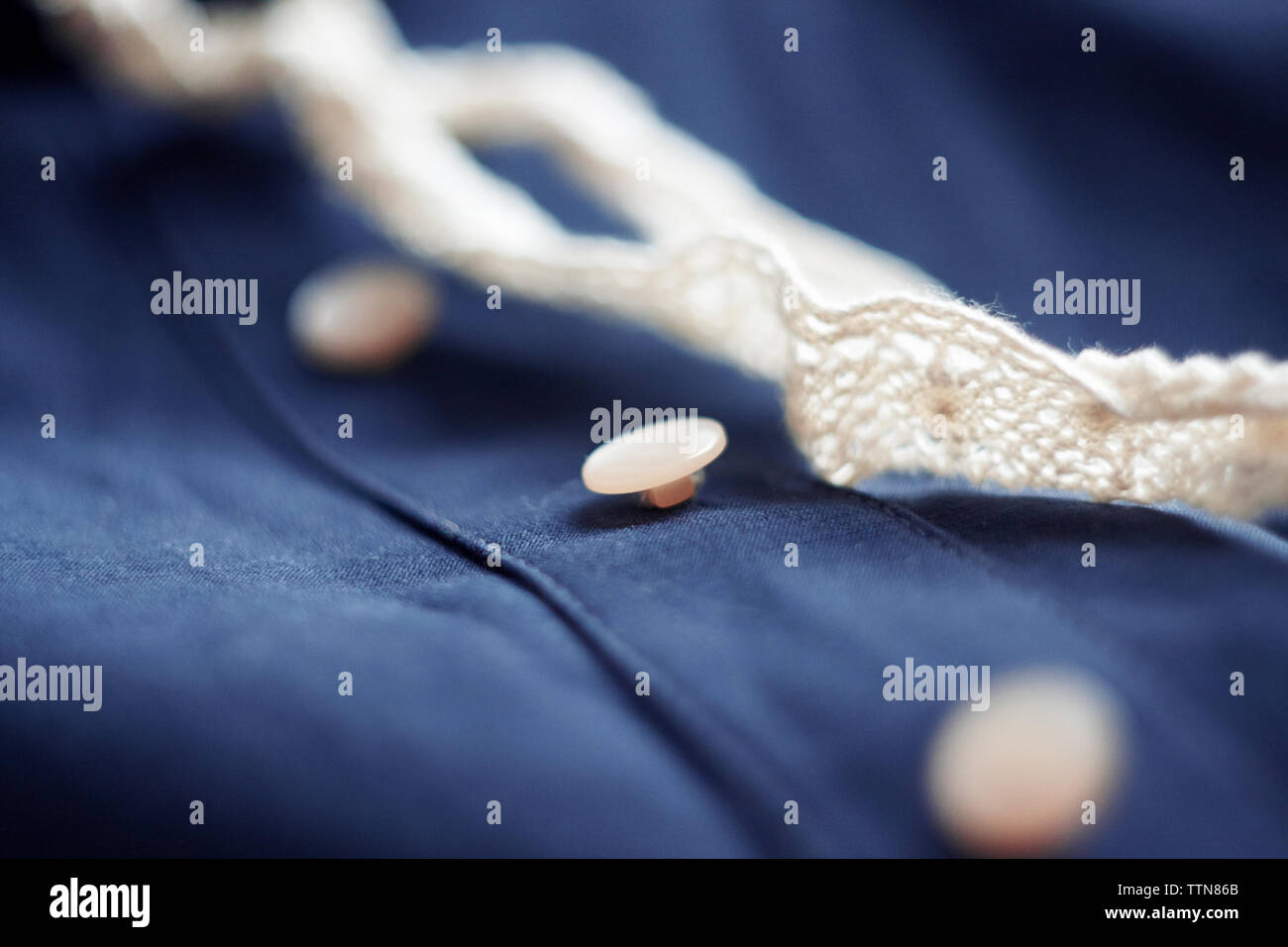 Blau, weiche Baumwolle festliche Kleidung mit weißen Tasten und weißen Spitzen Bänder Stockfoto