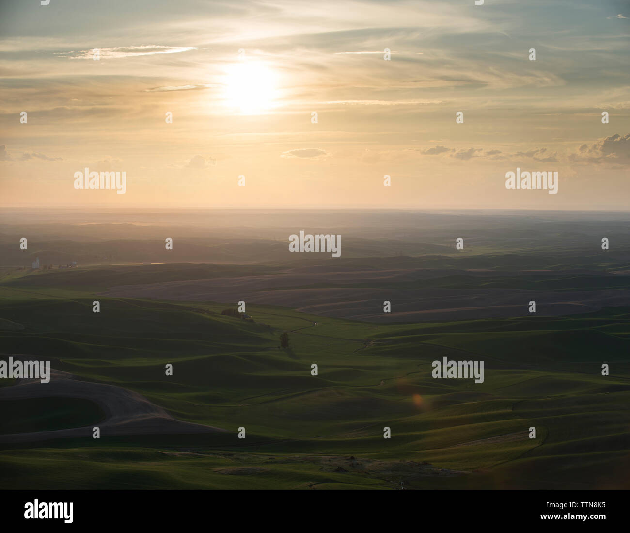 Hohen Winkel ruhigen Blick auf die hügelige Landschaft gegen Himmel bei Sonnenuntergang Stockfoto