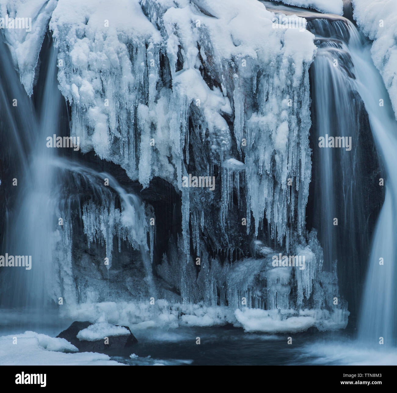 Malerischer Blick auf den Wasserfall im Winter Stockfoto