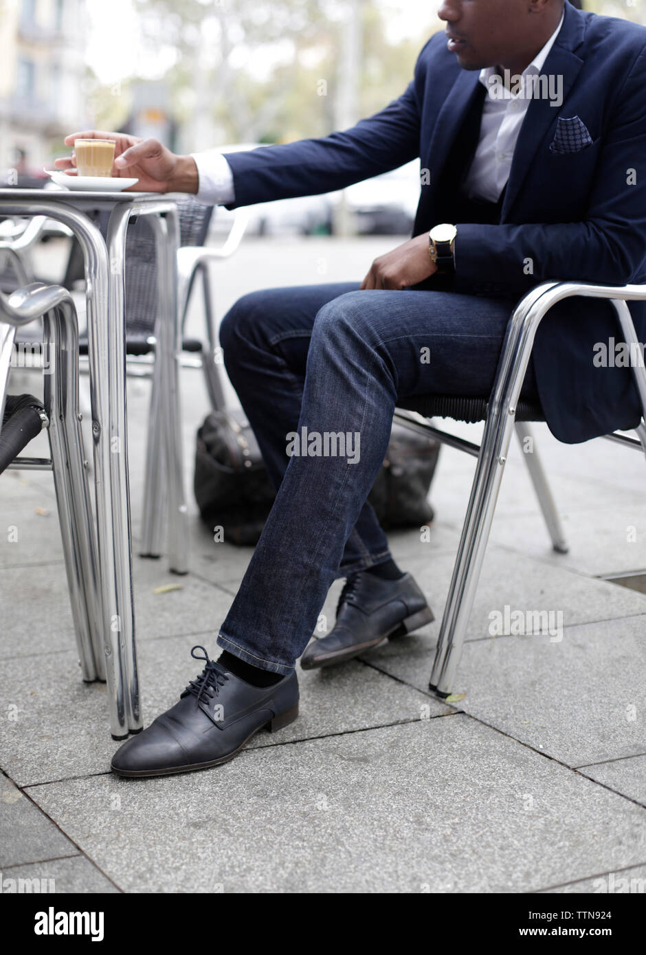 Untere Partie der Geschäftsmann im Straßencafe sitzen Stockfoto