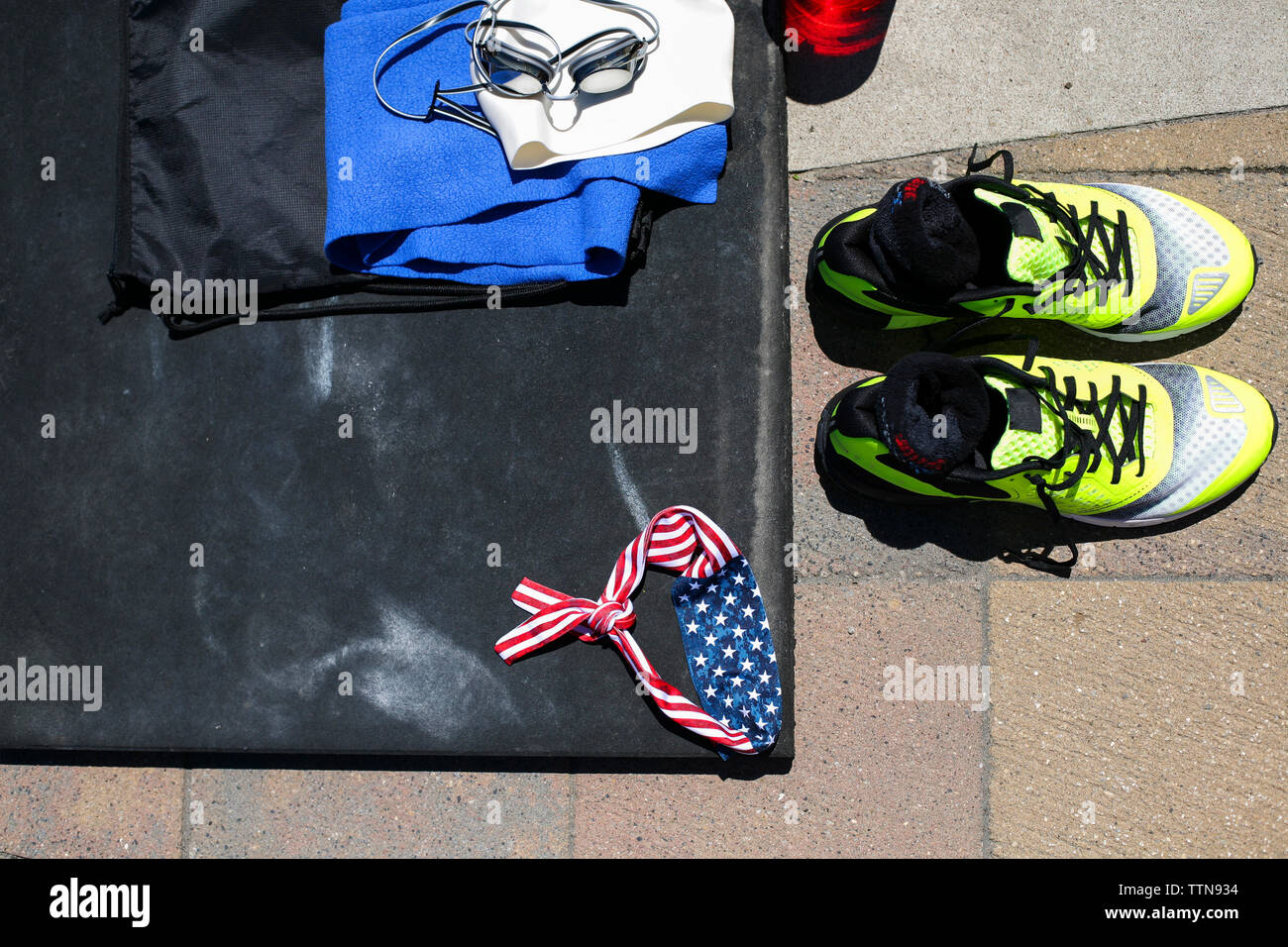 Hohe Betrachtungswinkel von bandana mit Schuhe und Sport Kleidung auf dem Boden Stockfoto
