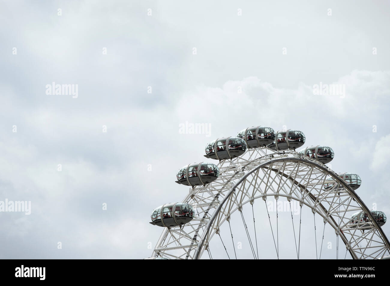 Low Angle Blick auf London Eye gegen bewölkter Himmel Stockfoto