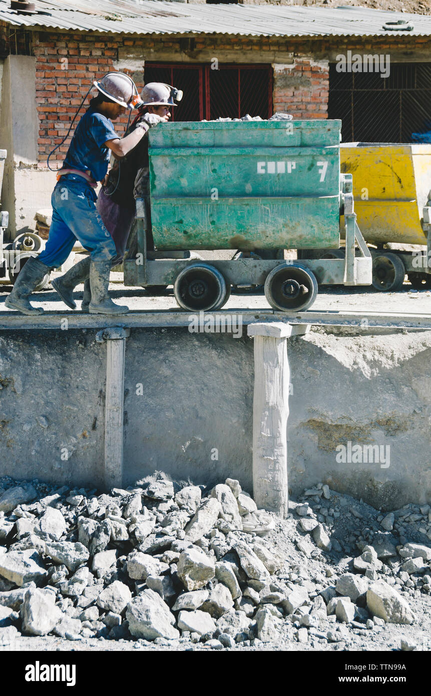 Weibliche Arbeitnehmer Druck Container auf der Baustelle Stockfoto