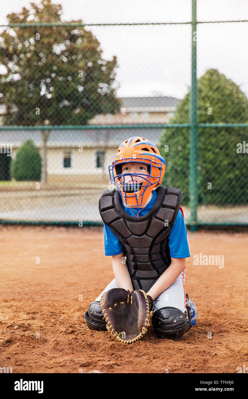 Baseball Catcher kniend auf Feld Stockfoto