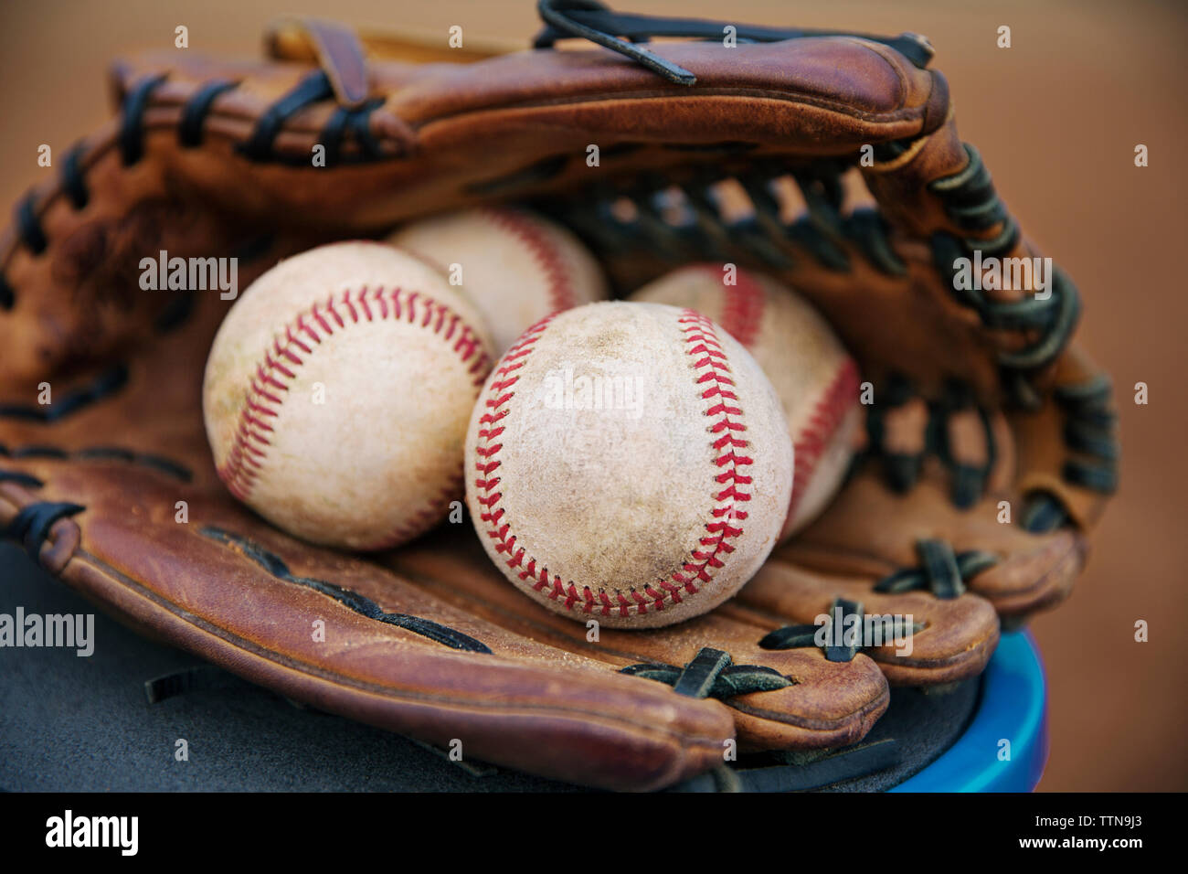 Nahaufnahme des Baseballs in fangfederblechhandschuh Stockfoto