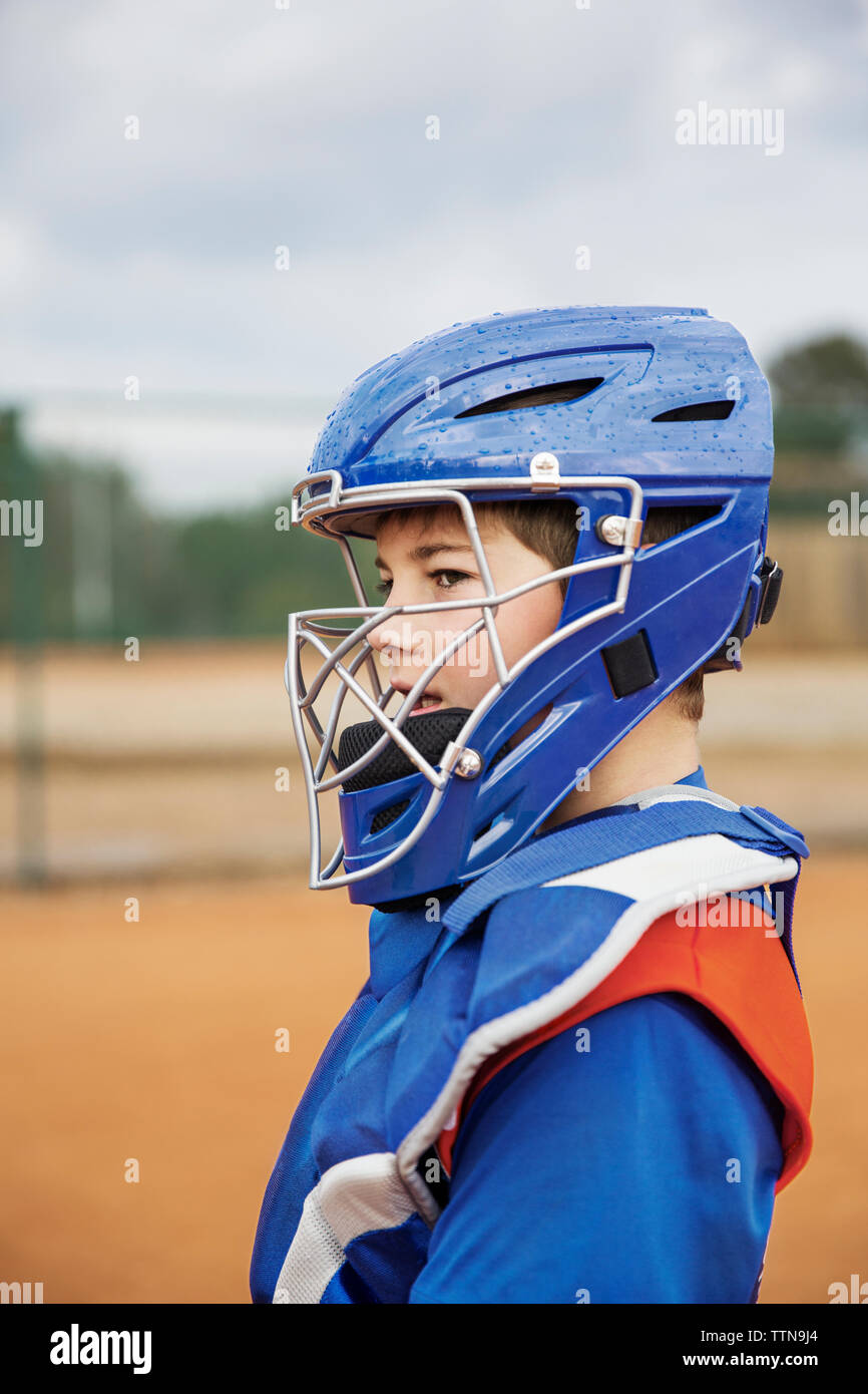 Seitenansicht des Baseball Catcher stehend auf dem Feld Stockfoto