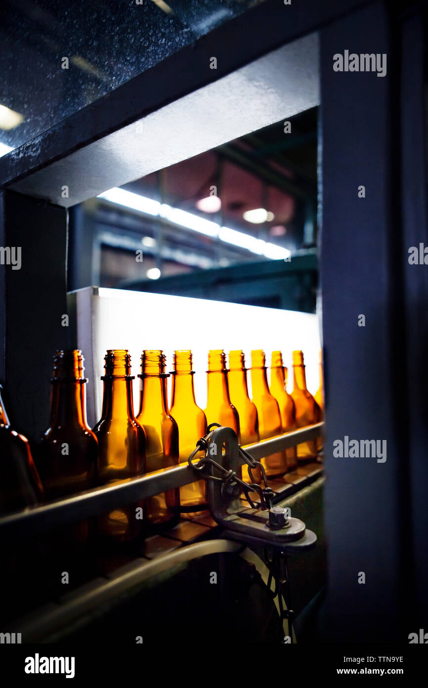 Leere Flaschen auf der Produktionslinie Stockfoto