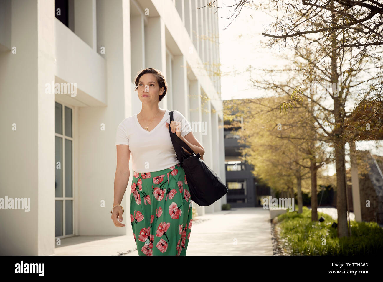 Frau weg, beim Gehen durch die Gebäude in der Stadt Stockfoto