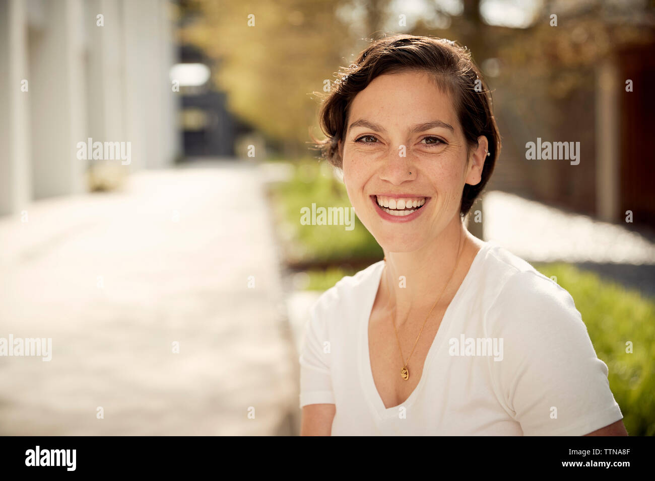 Portrait von Frau weg schauen beim Sitzen im Freien Stockfoto