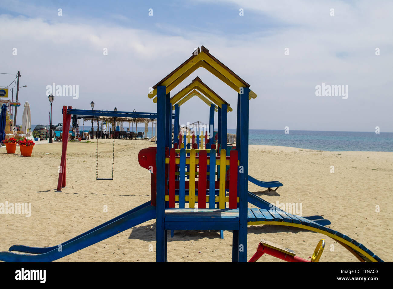 Kinderspielplatz am Strand von Nea Skioni, Chalkidiki, Griechenland Stockfoto