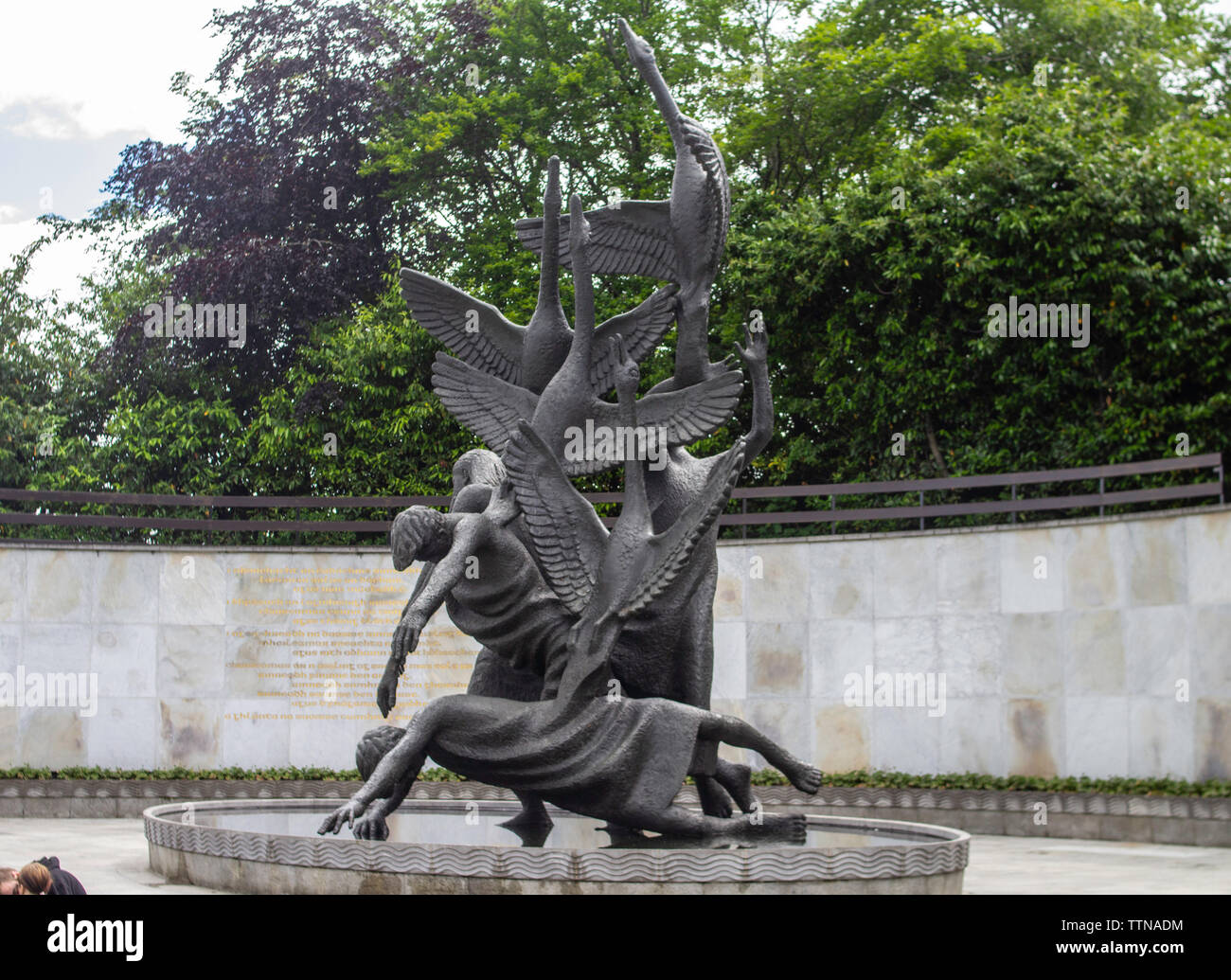 Oisin Kelly's Darstellung der Kinder von Lir, im Garten der Erinnerung. Parnell Square, Dublin, Irland, Symbol für Wiedergeburt und Auferstehung. Stockfoto