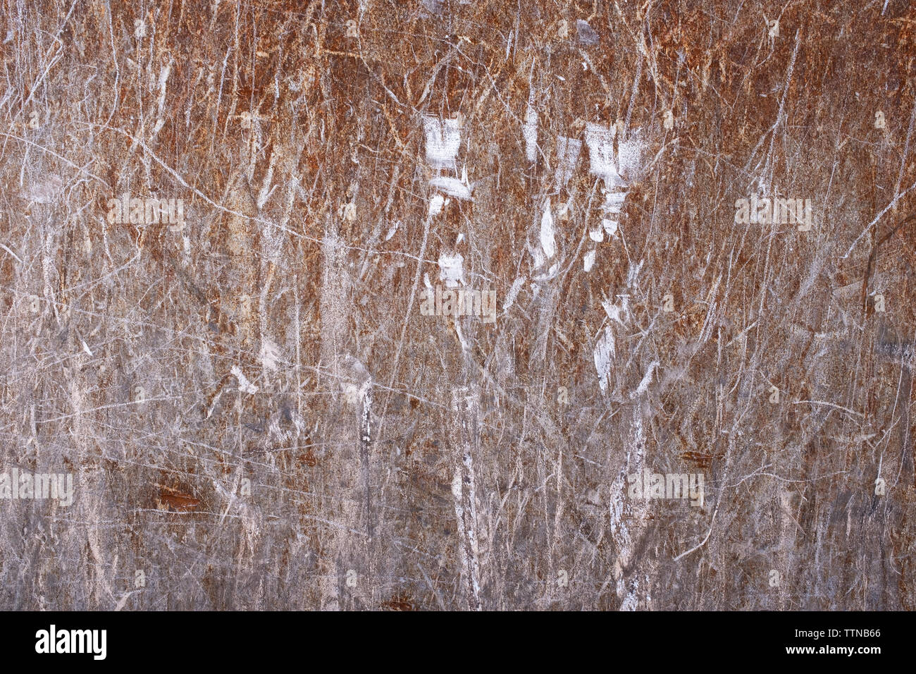 Metallplatte oxidiert. Grobe Textur mit weißen Flecken. Zusammenfassung Hintergrund und konzeptionell. Stockfoto