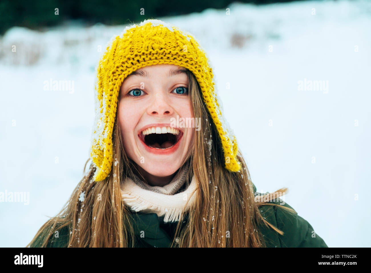 Schöne Mädchen im Schnee Stockfoto