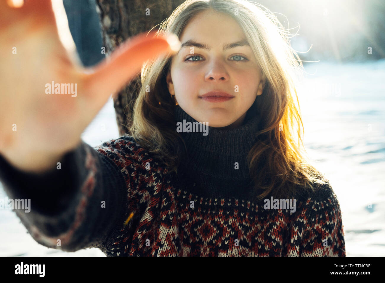 Porträt einer schönen Frau an einem Wintertag Stockfoto